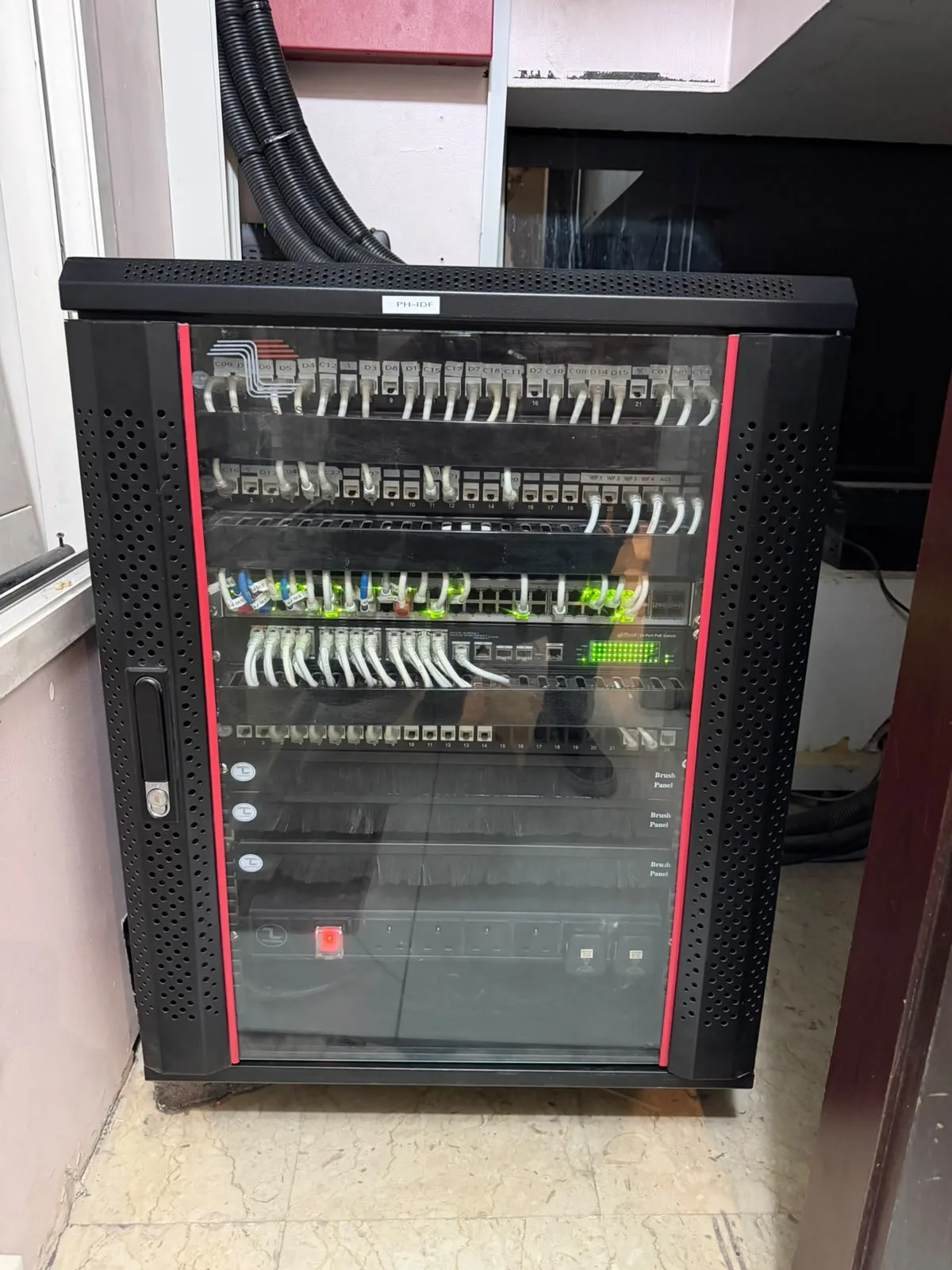 Network racks & cabinets